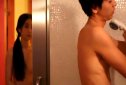 シャワー室に全裸になって行く史子