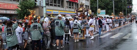 綱島街道を通る神輿