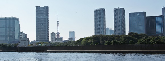 浜離宮庭園から出発した水上バスからの東京タワー