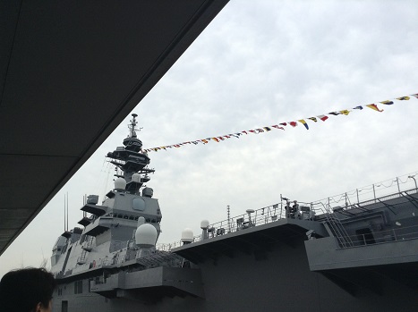 横浜の大さん橋の護衛艦「いずも」
