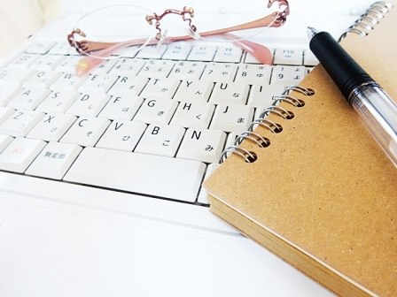 白いキーボードとノートと眼鏡