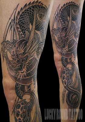 龍と蛇がにらみ合うタトゥー Lucky Round Tattoo