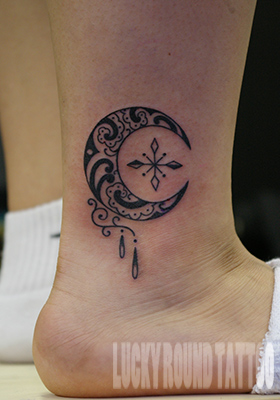 女性らしい月としずくのタトゥー Lucky Round Tattoo