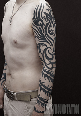 腕一本の鳳凰のトライバルタトゥー Lucky Round Tattoo