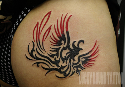 赤色をアクセントにした鳳凰のトライバルタトゥー Lucky Round Tattoo