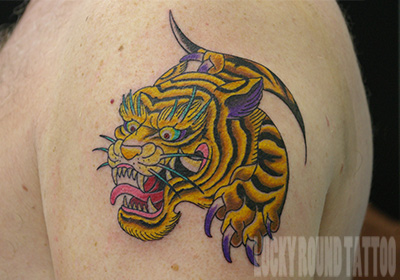 カラフルな飛び出す虎のタトゥー Lucky Round Tattoo
