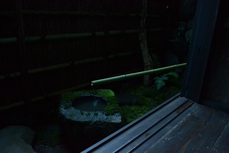 竹穂垣と手水鉢