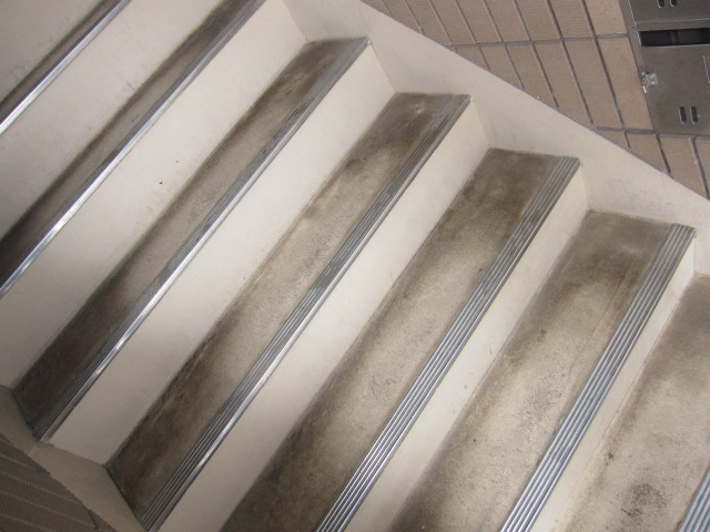 東京都世田谷区　４階建てマンション共用部清掃　各階階段清掃　作業前　１