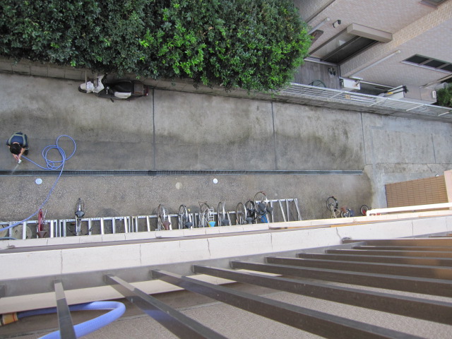 東京都世田谷区　４階建てマンション共用部清掃　駐輪場床ポリッシャー洗浄　作業完了後　１