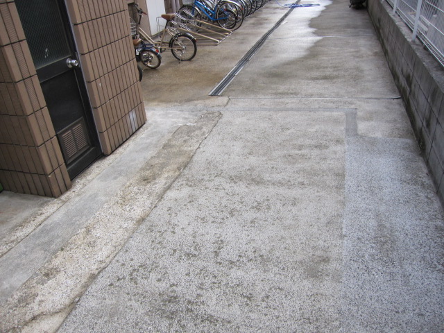 東京都世田谷区　４階建てマンション共用部清掃　駐輪場床ポリッシャー洗浄　作業完了後　３