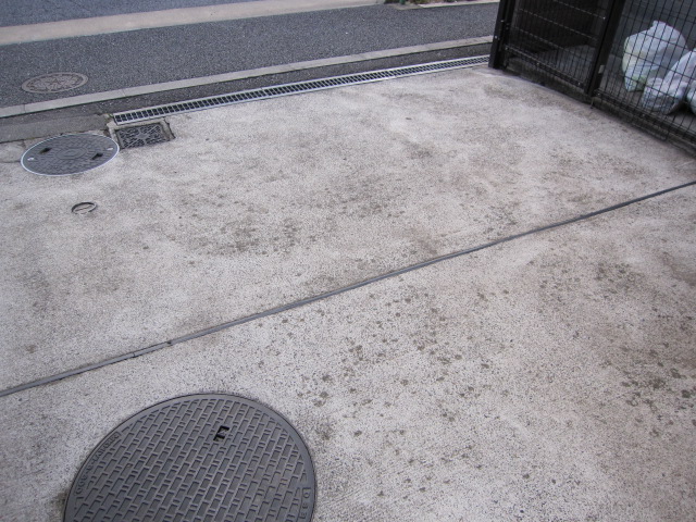 東京都世田谷区　４階建てマンション共用部清掃　駐輪場床ポリッシャー洗浄　作業完了後　４