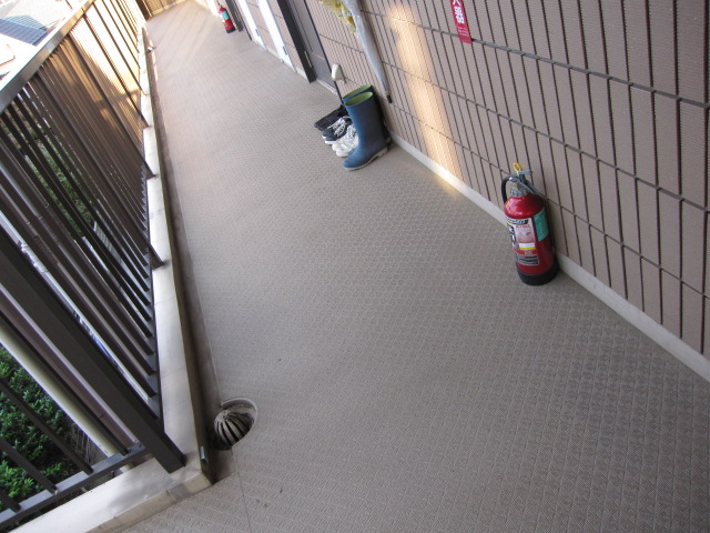 東京都世田谷区　４階建てマンション共用部清掃　各階通路床ポリッシャー洗浄　作業完了後　１