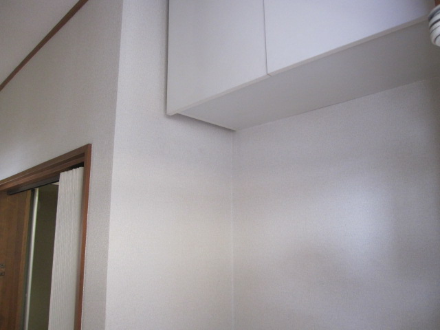 埼玉県所沢市　空き室賃貸物件原状回復２ＤＫクロス張替え　玄関・廊下　作業前　３