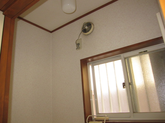 埼玉県所沢市　空き室賃貸物件原状回復２ＤＫクロス張替え　トイレ　作業前　１