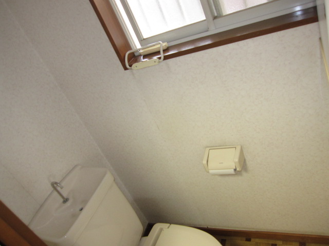 埼玉県所沢市　空き室賃貸物件原状回復２ＤＫクロス張替え　トイレ　作業前　２