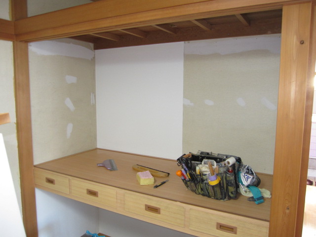 埼玉県所沢市　空き室賃貸物件原状回復２ＤＫクロス張替え　和室押入れ　作業風景　１