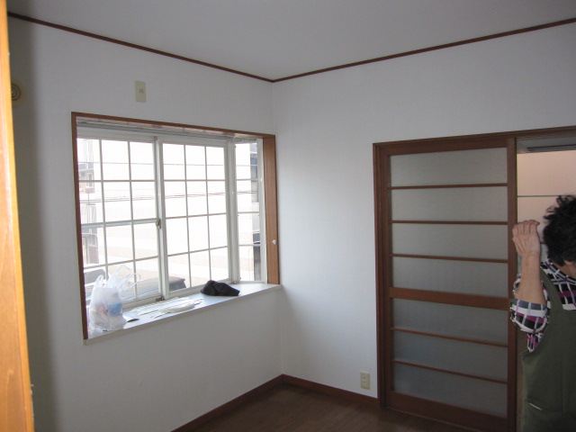 埼玉県所沢市　空き室賃貸物件原状回復２ＤＫクロス張替え　リビング　作業完了後　１