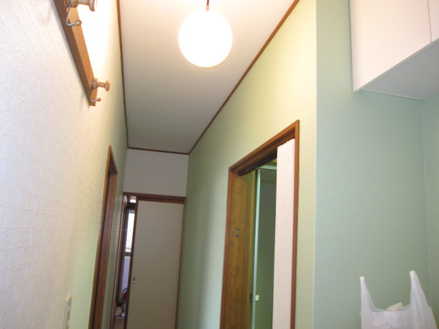 埼玉県所沢市　賃貸物件　壁アクセントクロス施工　玄関・廊下　作業完了後　１