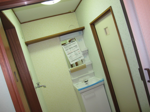 埼玉県所沢市　空き室賃貸物件原状回復２ＤＫクロス張替え　洗面所　作業完了後　１