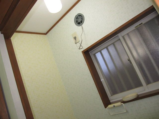 埼玉県所沢市　賃貸物件　壁アクセントクロス施工　トイレ　作業完了後　１