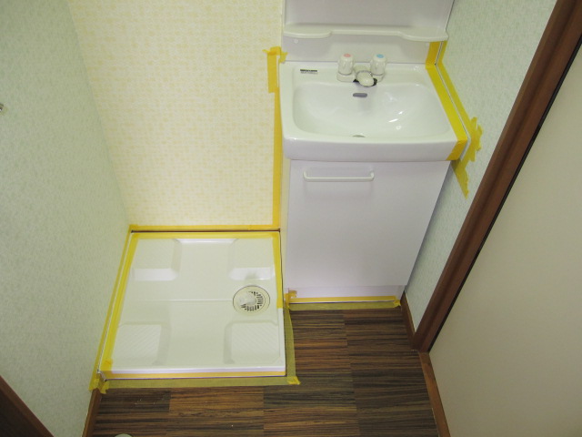 埼玉県所沢市　賃貸物件原状回復　洗面所水周りコーキング　作業風景　１